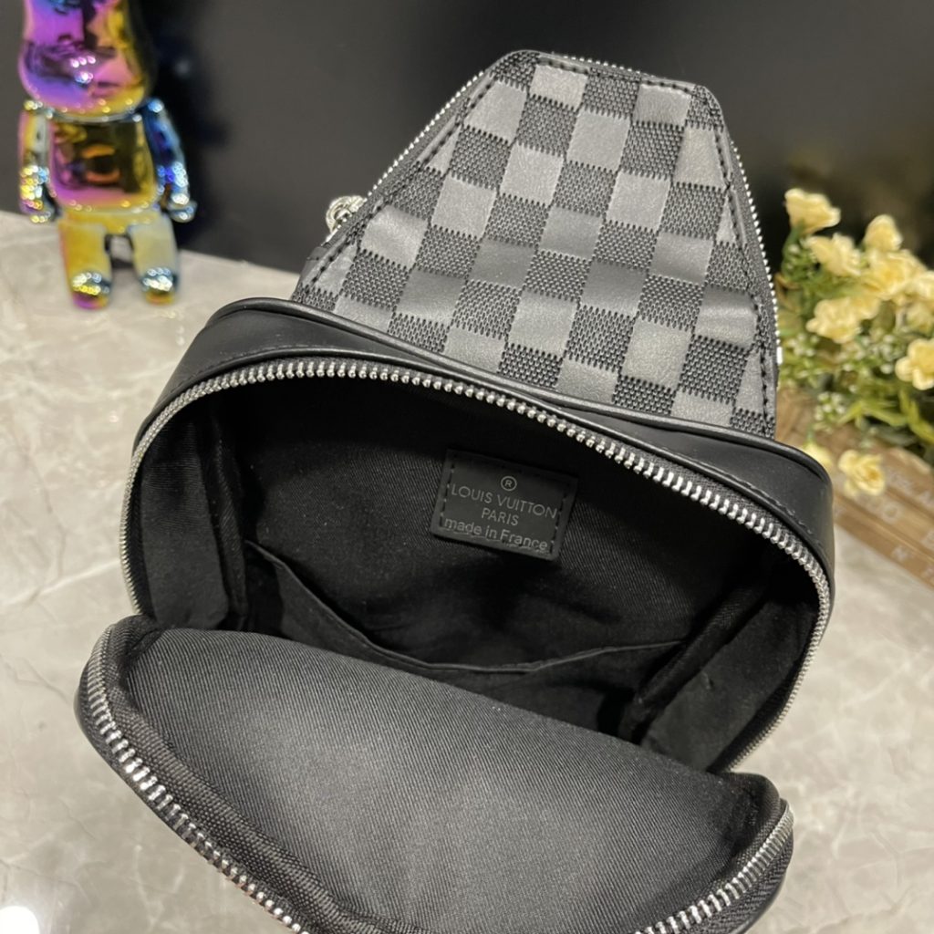 Louis Vuitton Avenue Slingbag 31Cm Black And Grey N40439 - Image 4