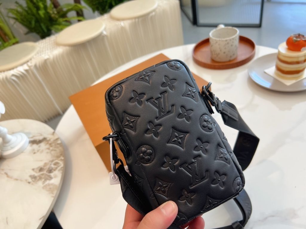 Louis Vuitton Double Phone Pouch NM Black 18Cm M81323 - Image 8