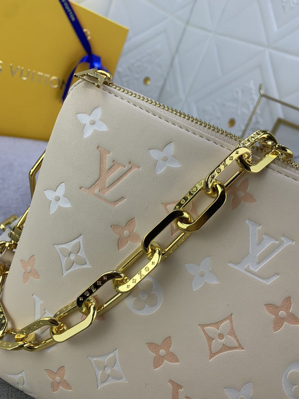 Louis Vuitton Bolso Coussin PM Cream 26Cm M22398 - Image 5