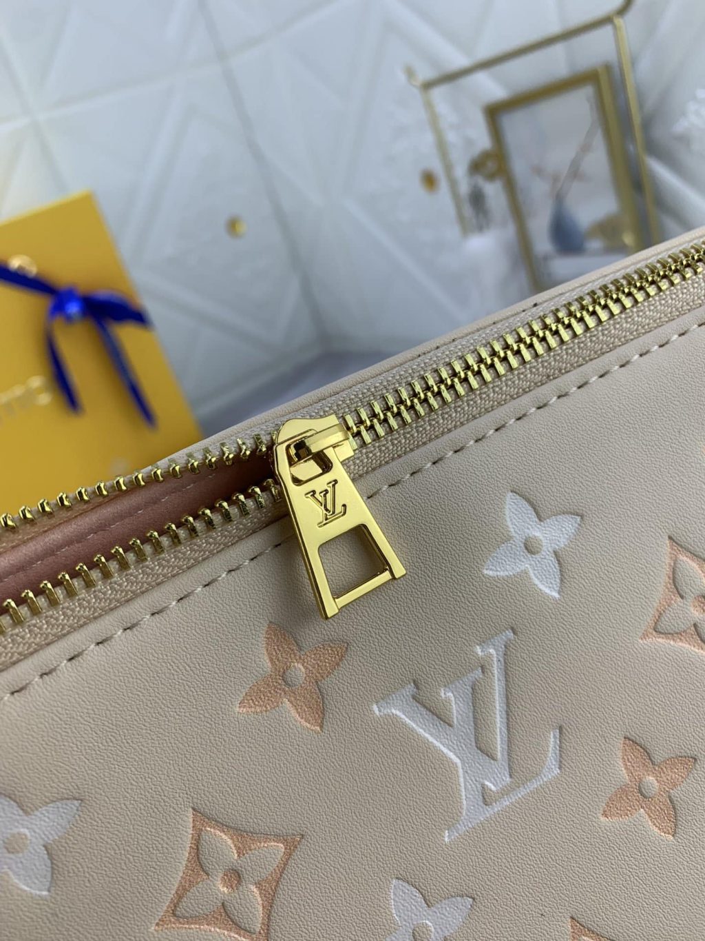 Louis Vuitton Bolso Coussin PM Cream 26Cm M22398 - Image 6