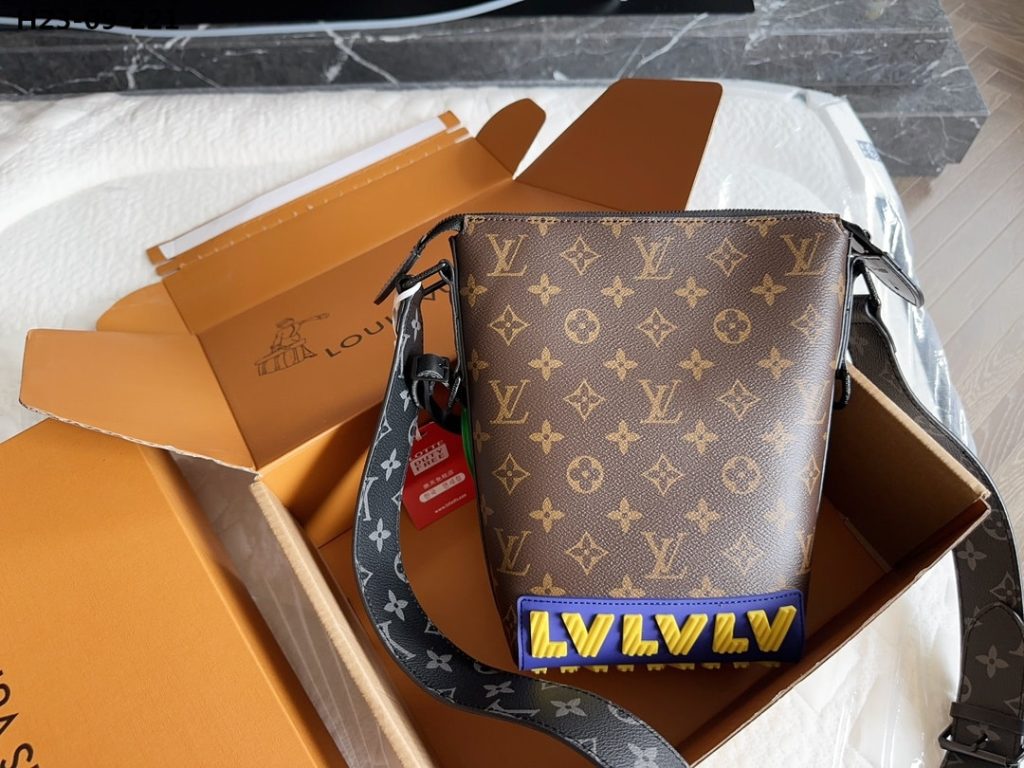 Louis Vuitton Cruiser Messenger Bag Monogram Eclipse Brown 20Cm M57966 - Image 3