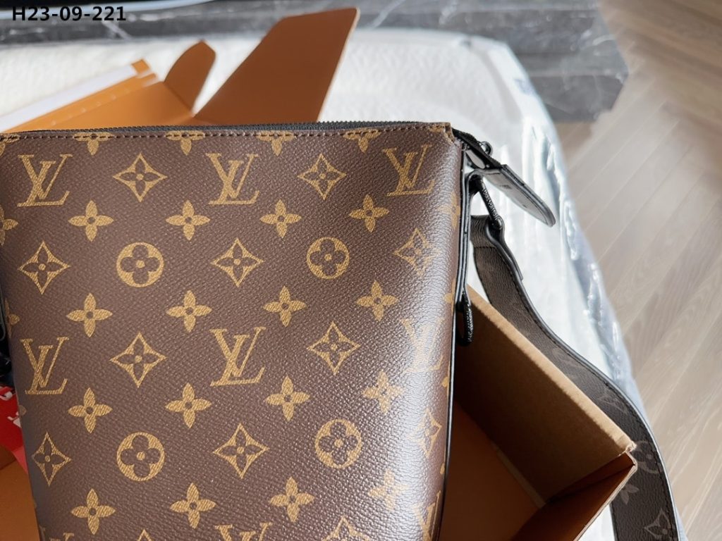 Louis Vuitton Cruiser Messenger Bag Monogram Eclipse Brown 20Cm M57966 - Image 5