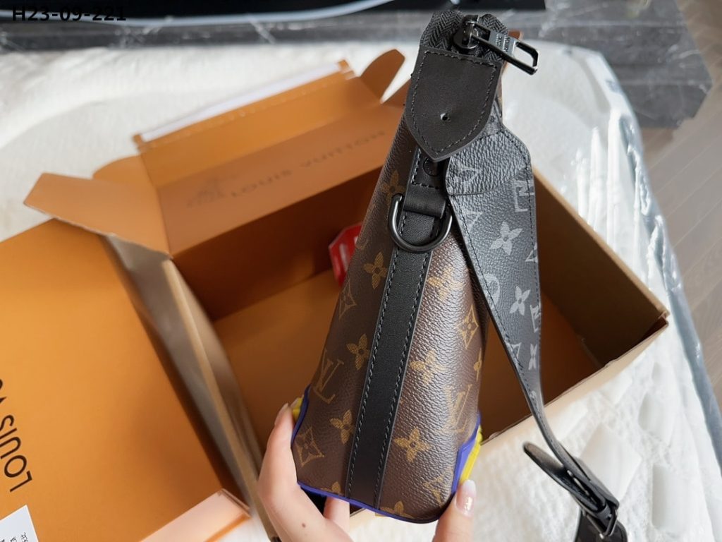 Louis Vuitton Cruiser Messenger Bag Monogram Eclipse Brown 20Cm M57966 - Image 9