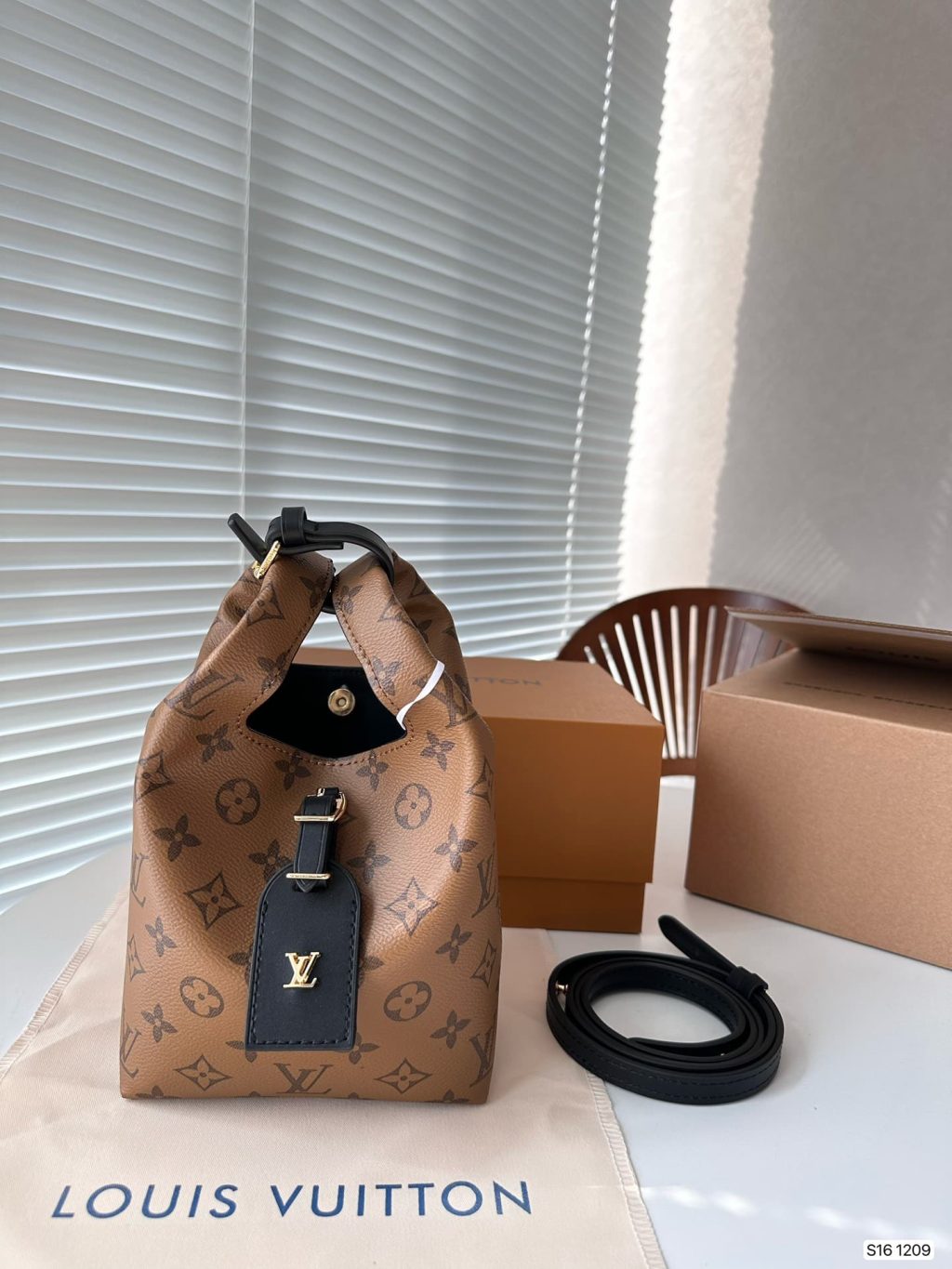 Louis Vuitton Atlantis Bucket Monogram Canvas 17Cm M46816 - Image 10