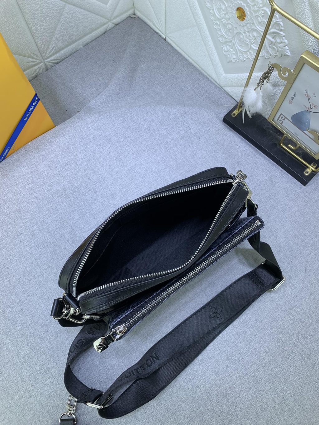 Louis Vuitton Trio Messenger Bag Damier Canvas Black 25Cm N50017 - Image 3