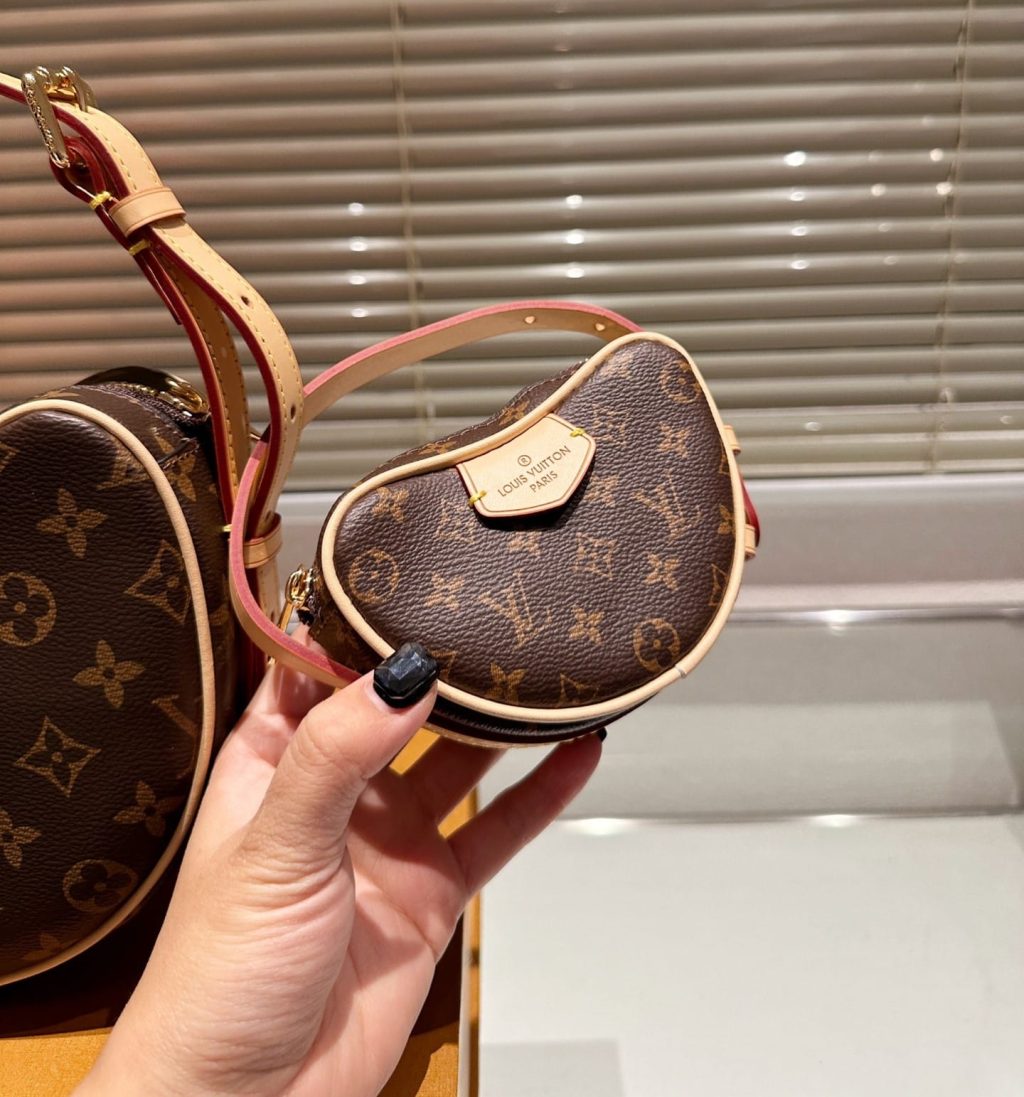 Louis Vuitton Croissant MM Monogram Canvas 25Cm M46828 - Image 6