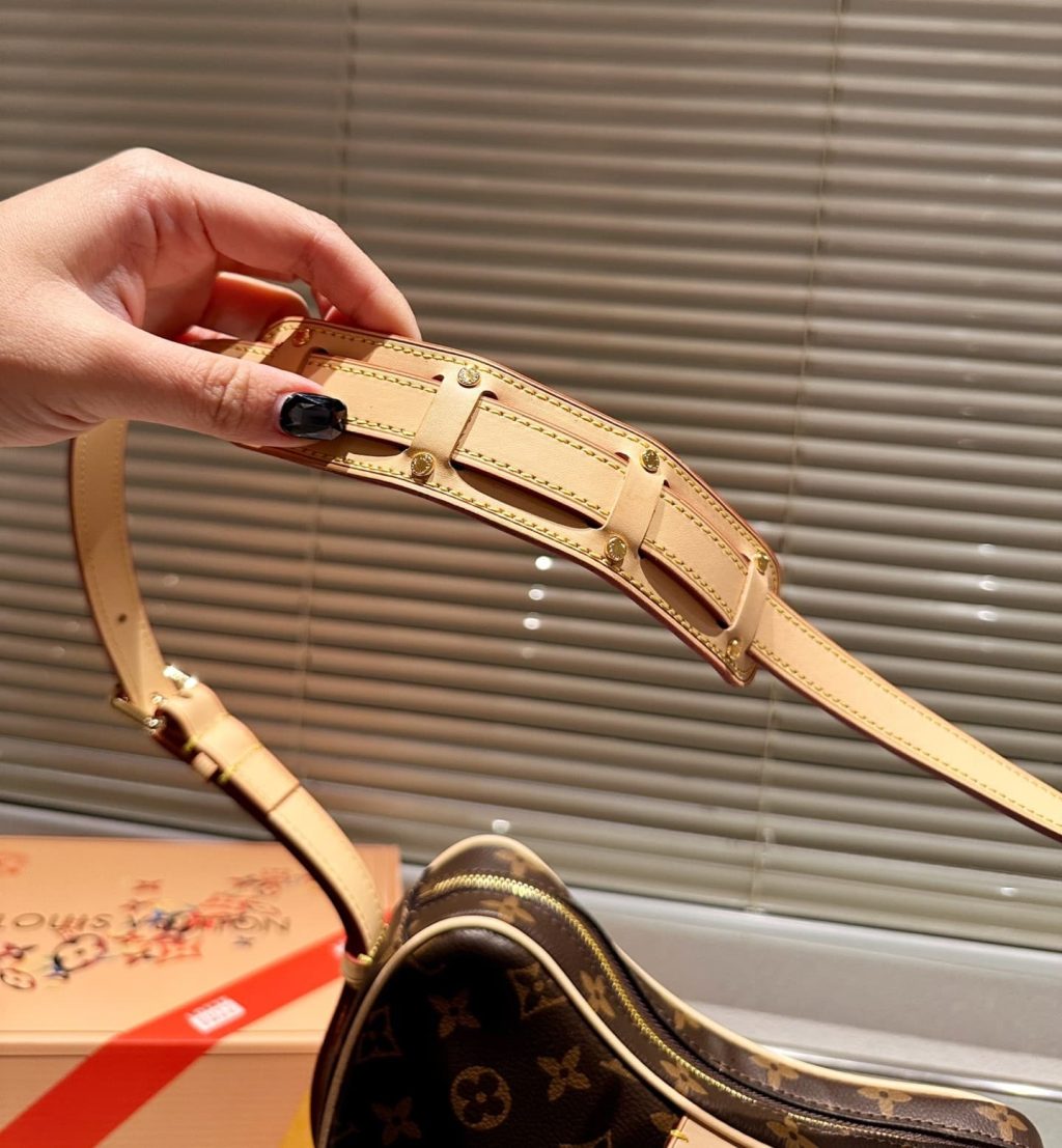 Louis Vuitton Croissant MM Monogram Canvas 25Cm M46828 - Image 9