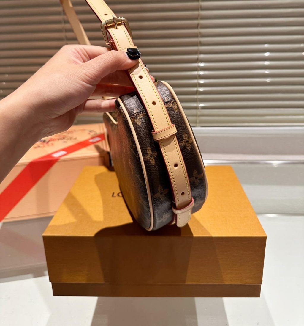 Louis Vuitton Croissant MM Monogram Canvas 25Cm M46828 - Image 10