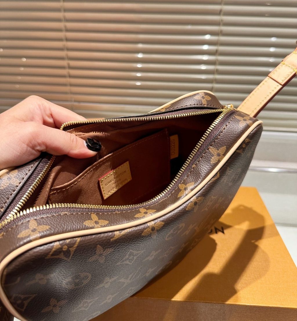 Louis Vuitton Croissant MM Monogram Canvas 25Cm M46828 - Image 11