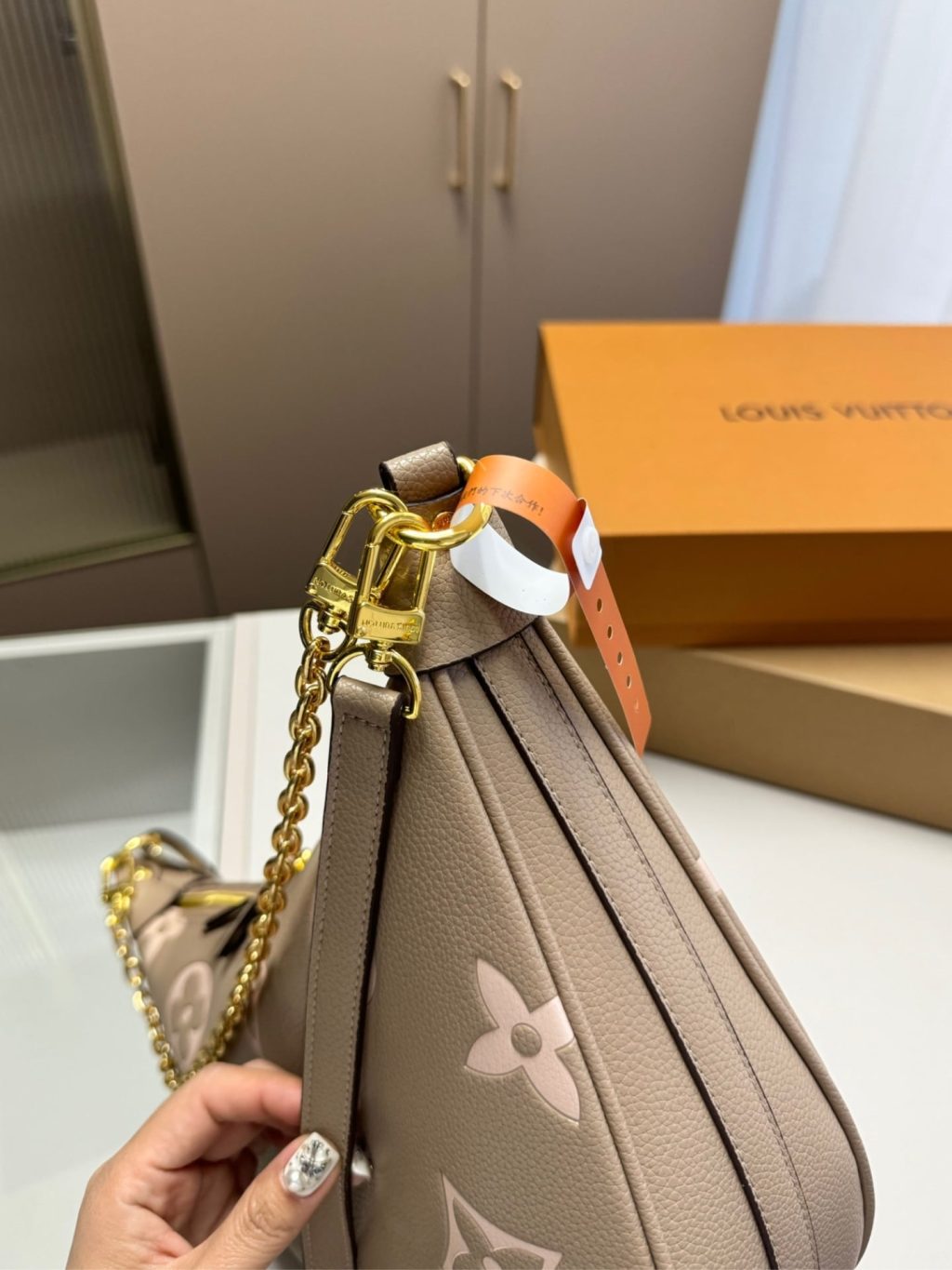 Louis Vuitton Loop Hobo Dove Gray 32Cm M46738 - Image 8