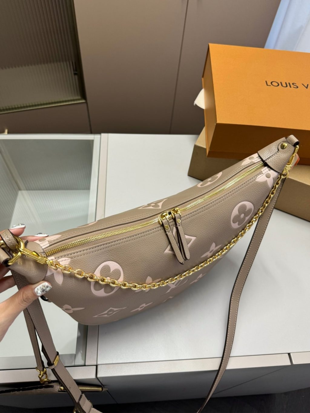 Louis Vuitton Loop Hobo Dove Gray 32Cm M46738 - Image 9