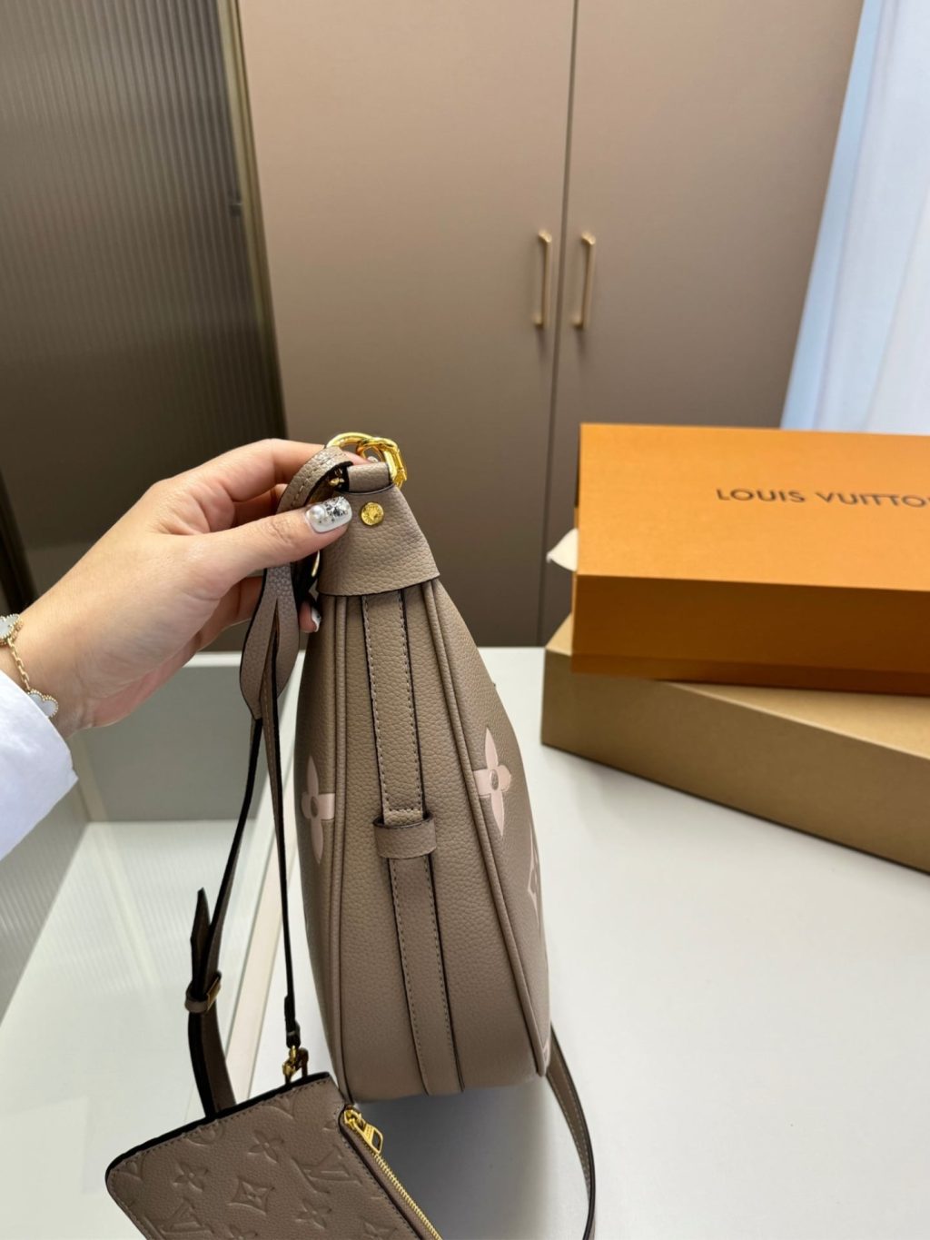 Louis Vuitton Loop Hobo Dove Gray 32Cm M46738 - Image 4