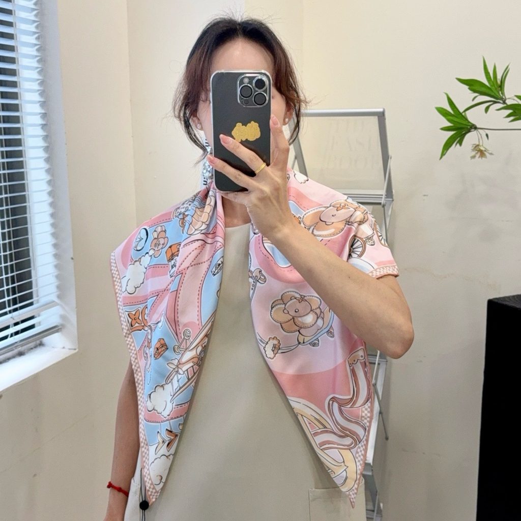 Louis Vuitton Vivienne 90 Speedy Square Silk Scarf Light Pink 90cm M79155 - Image 6