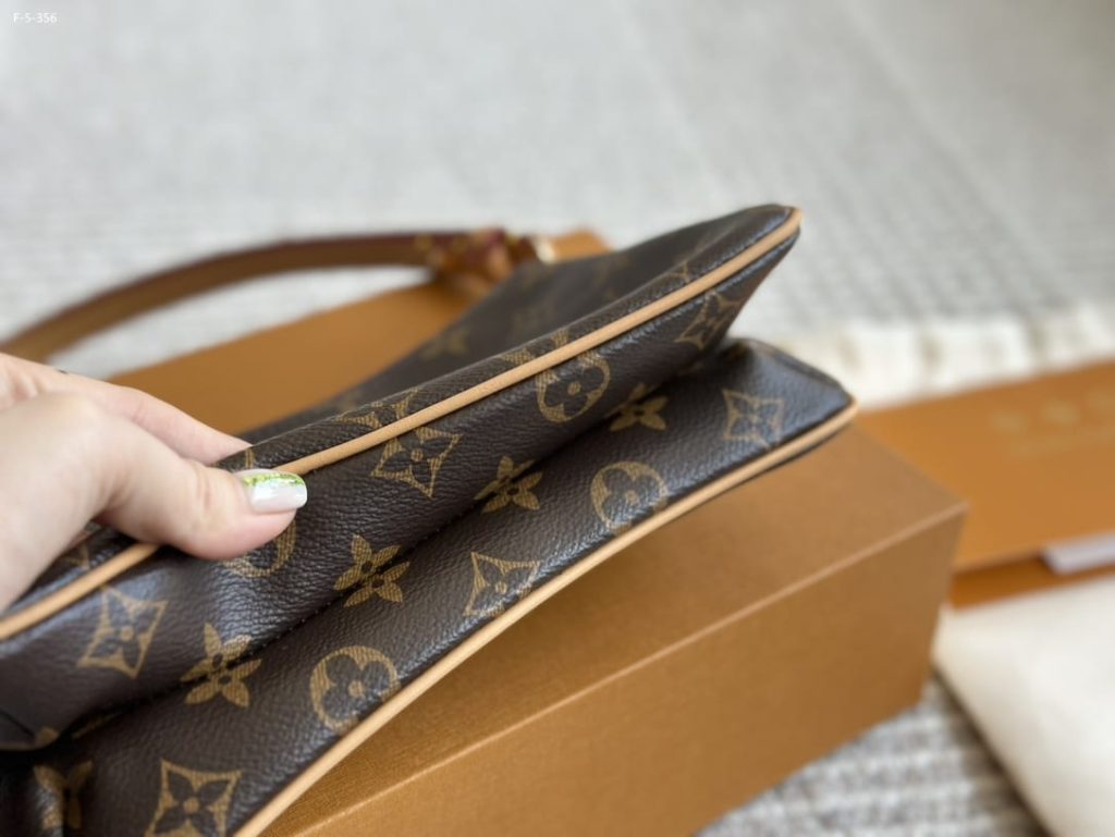 Louis Vuitton Liv Pochette Monogram Canvas 24Cm M83008 - Image 8