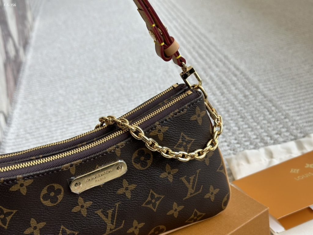 Louis Vuitton Liv Pochette Monogram Canvas 24Cm M83008 - Image 7