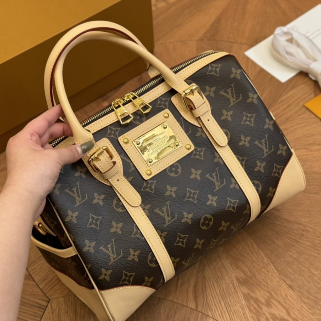 Louis Vuitton Berkeley Monogram Canvas Brown 32Cm M50208 - Image 4