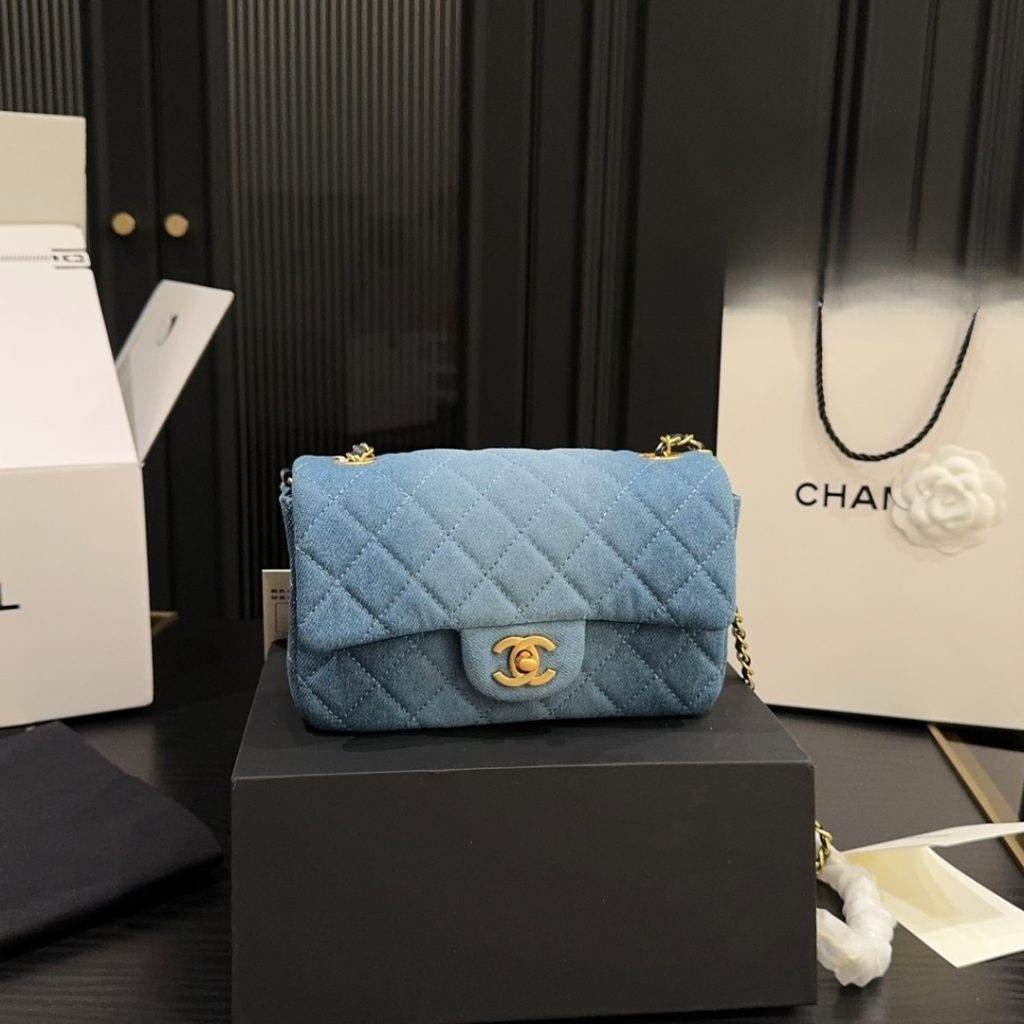 Chanel Classic Handbag Washed Denim And Gold Tone Metal Blue 19Cm A01112 B16747 Nx158 - Image 4