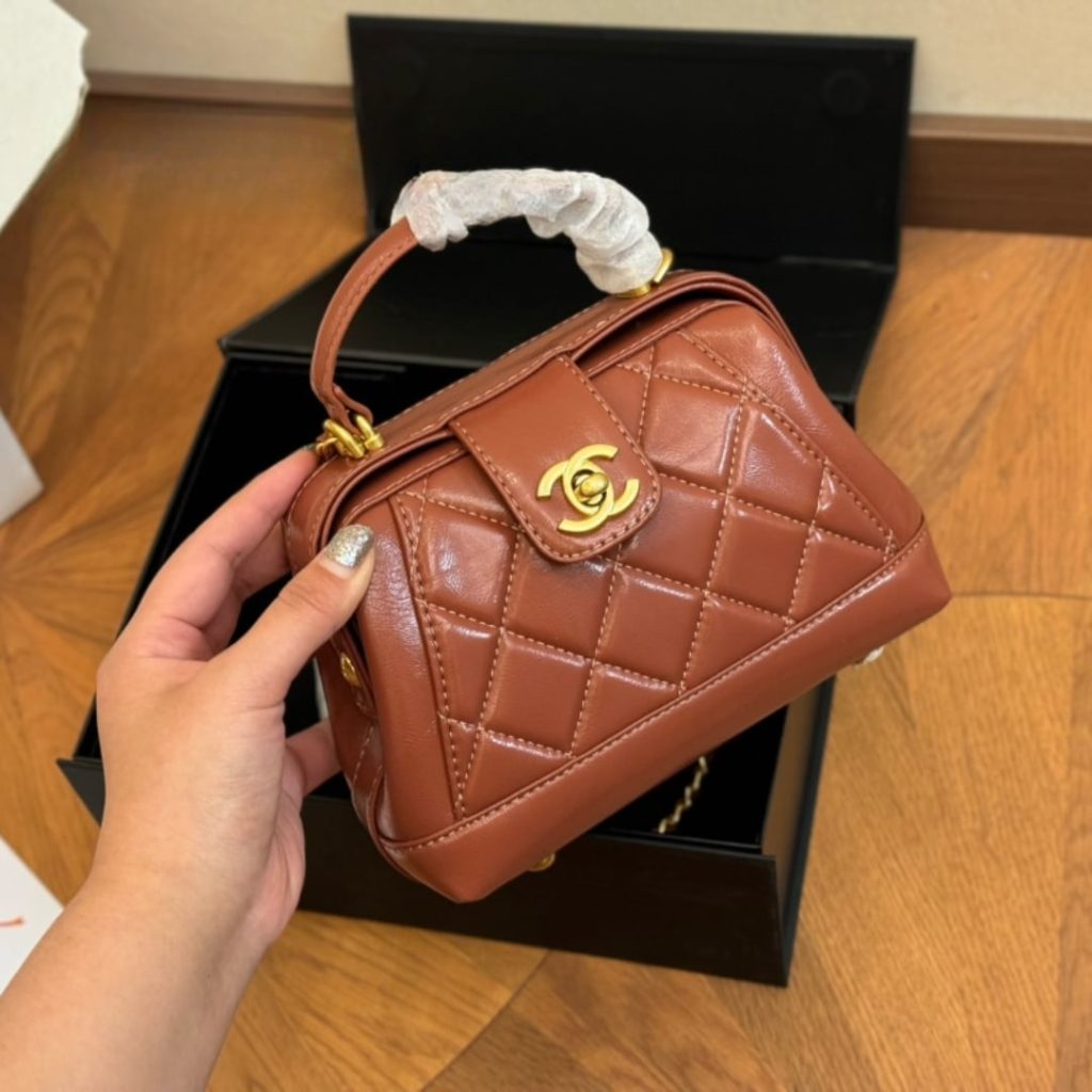 Chanel Mini Bag With Top Handle Shiny And Gold Tone Metal Brown 19Cm As4958 B16872 Ny562 - Image 3