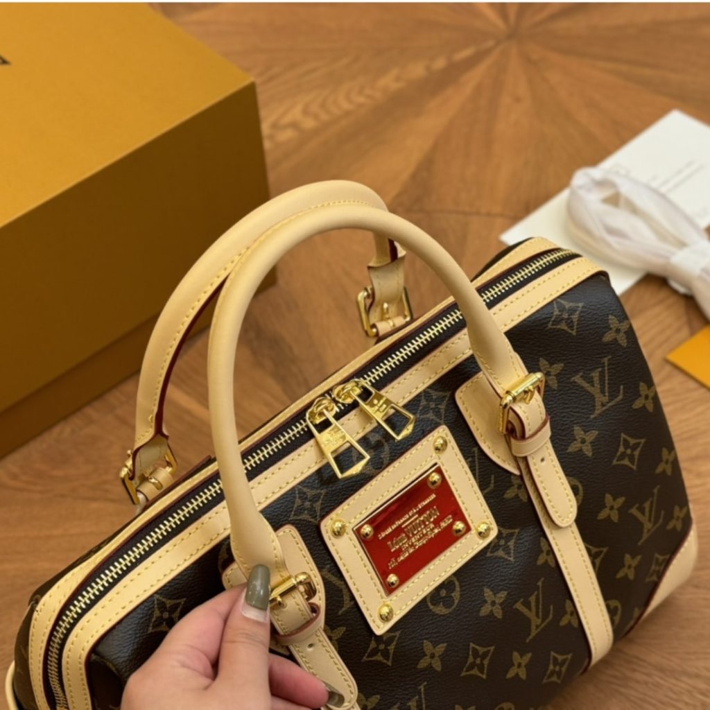 Louis Vuitton Berkeley Monogram Canvas Brown 32Cm M50208 - Image 5