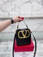 Valentino Garavani Supervee Leather Bucket Bag Black 20Cm - Image 6