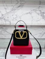 Valentino Garavani Supervee Leather Bucket Bag Black 20Cm - Image 7