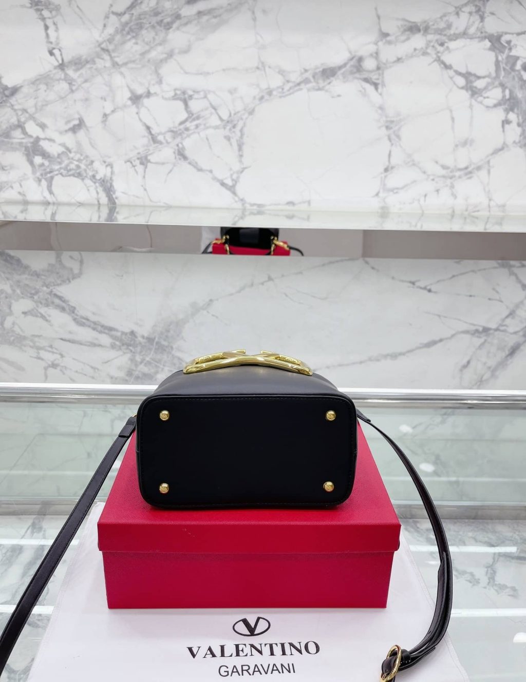 Valentino Garavani Supervee Leather Bucket Bag Black 20Cm - Image 10