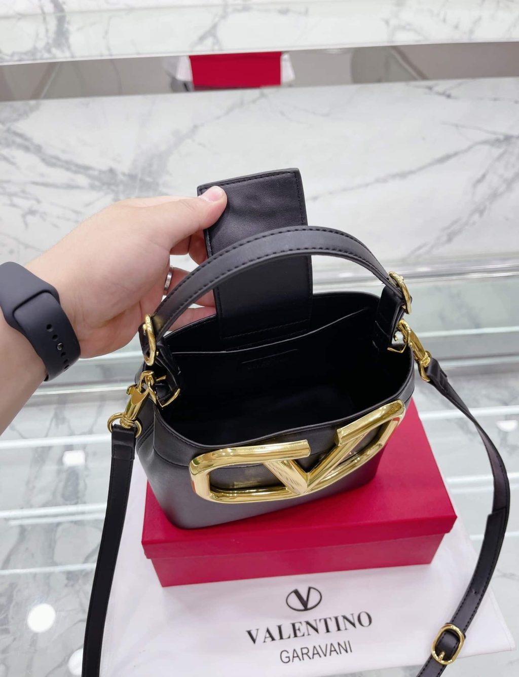 Valentino Garavani Supervee Leather Bucket Bag Black 20Cm - Image 11