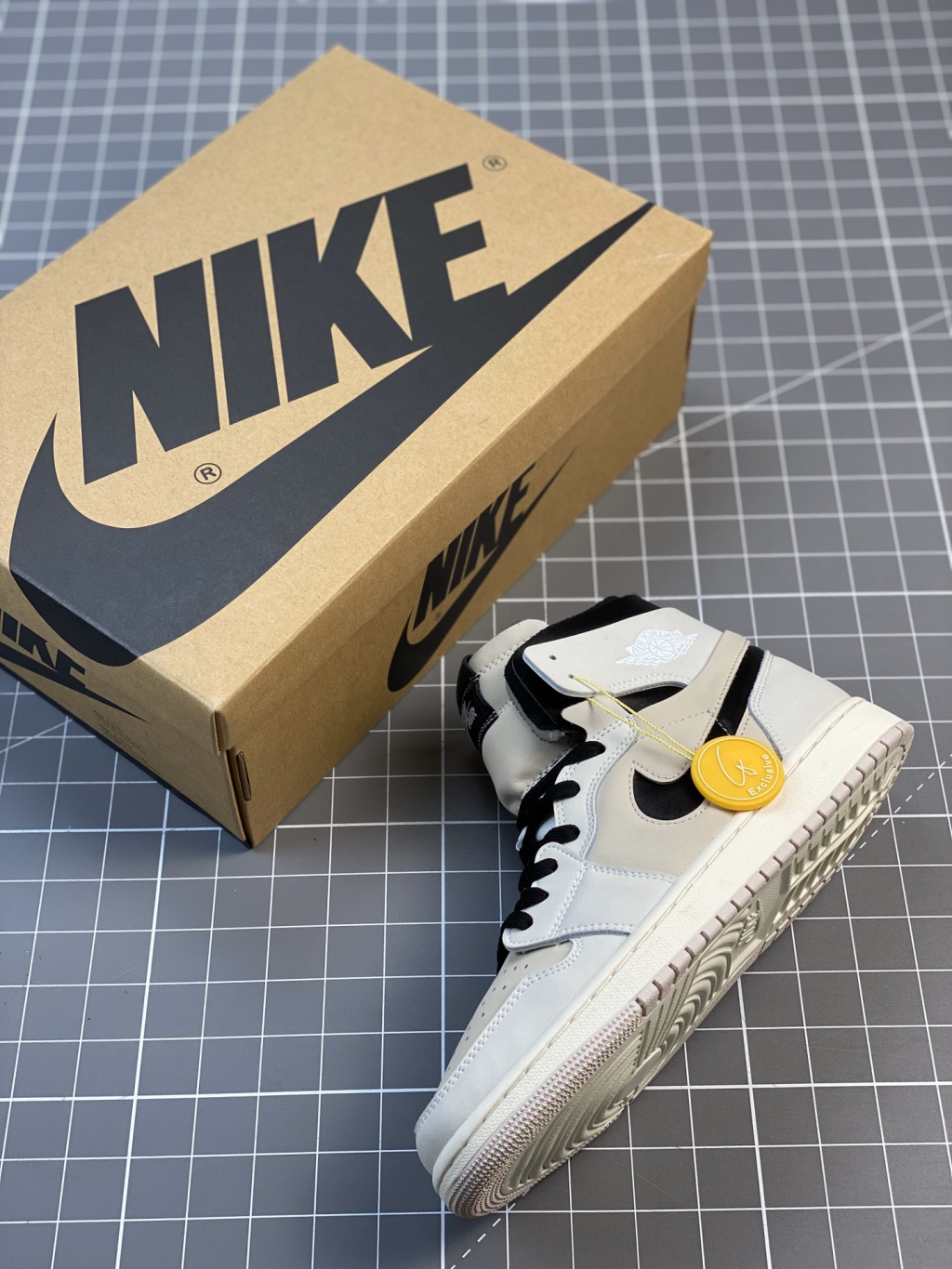 Air Jordan 1  Zoom Air CMFT  Summit White - Image 4