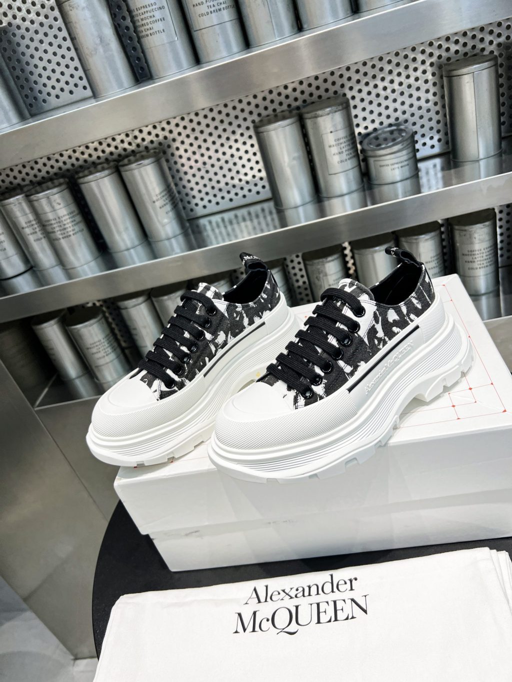 Alexander McQueen Sneaker - Image 2