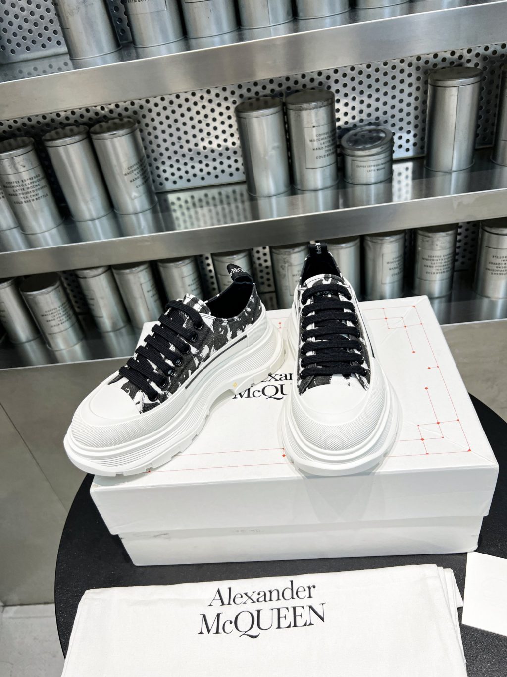 Alexander McQueen Sneaker - Image 4