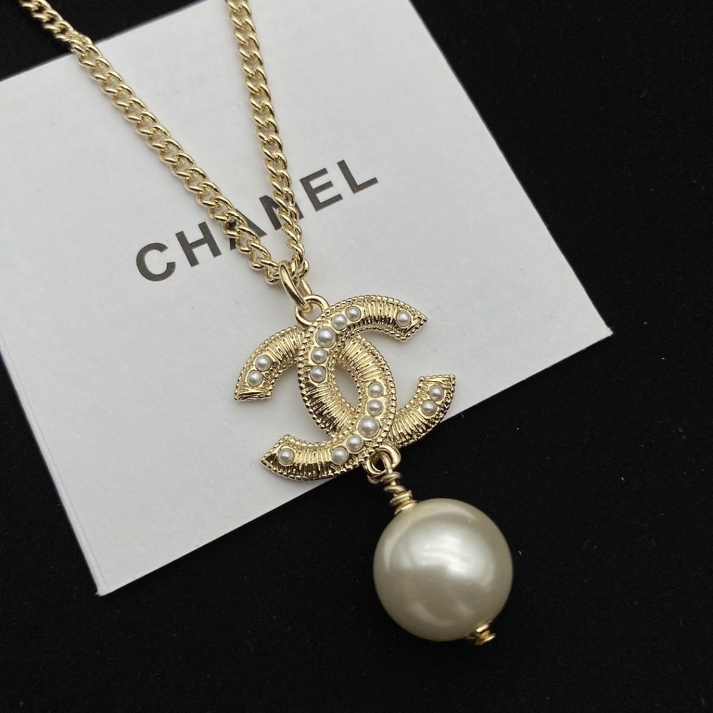 Chanel Cc Pearl Gold Necklace - Image 4