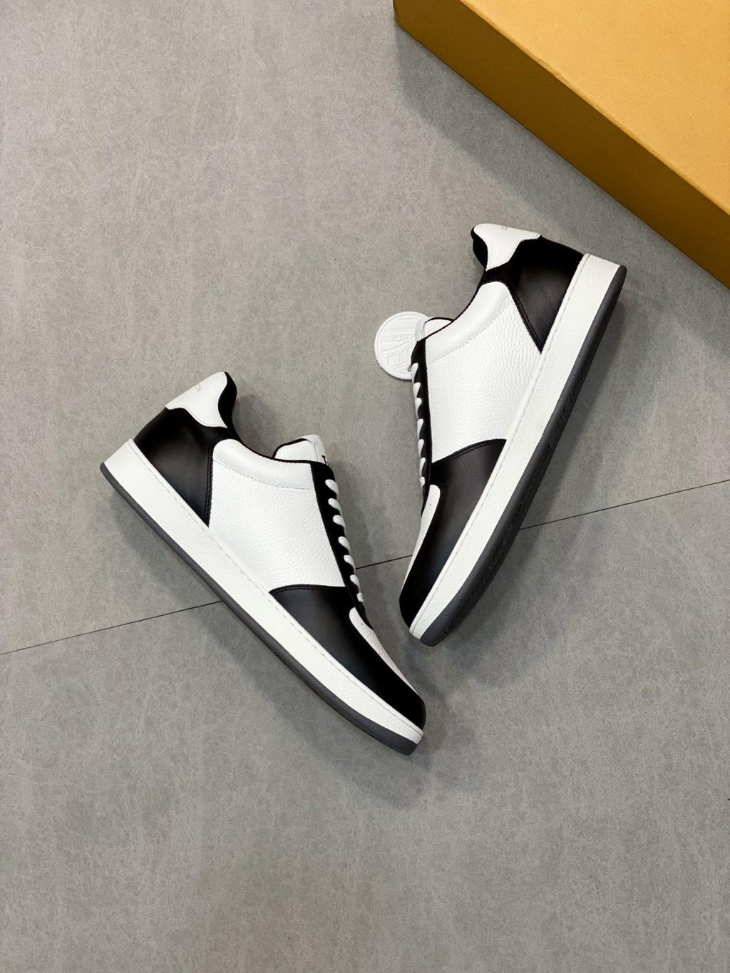 LOUIS VUITTON TRAINER SNEAKER - Image 4