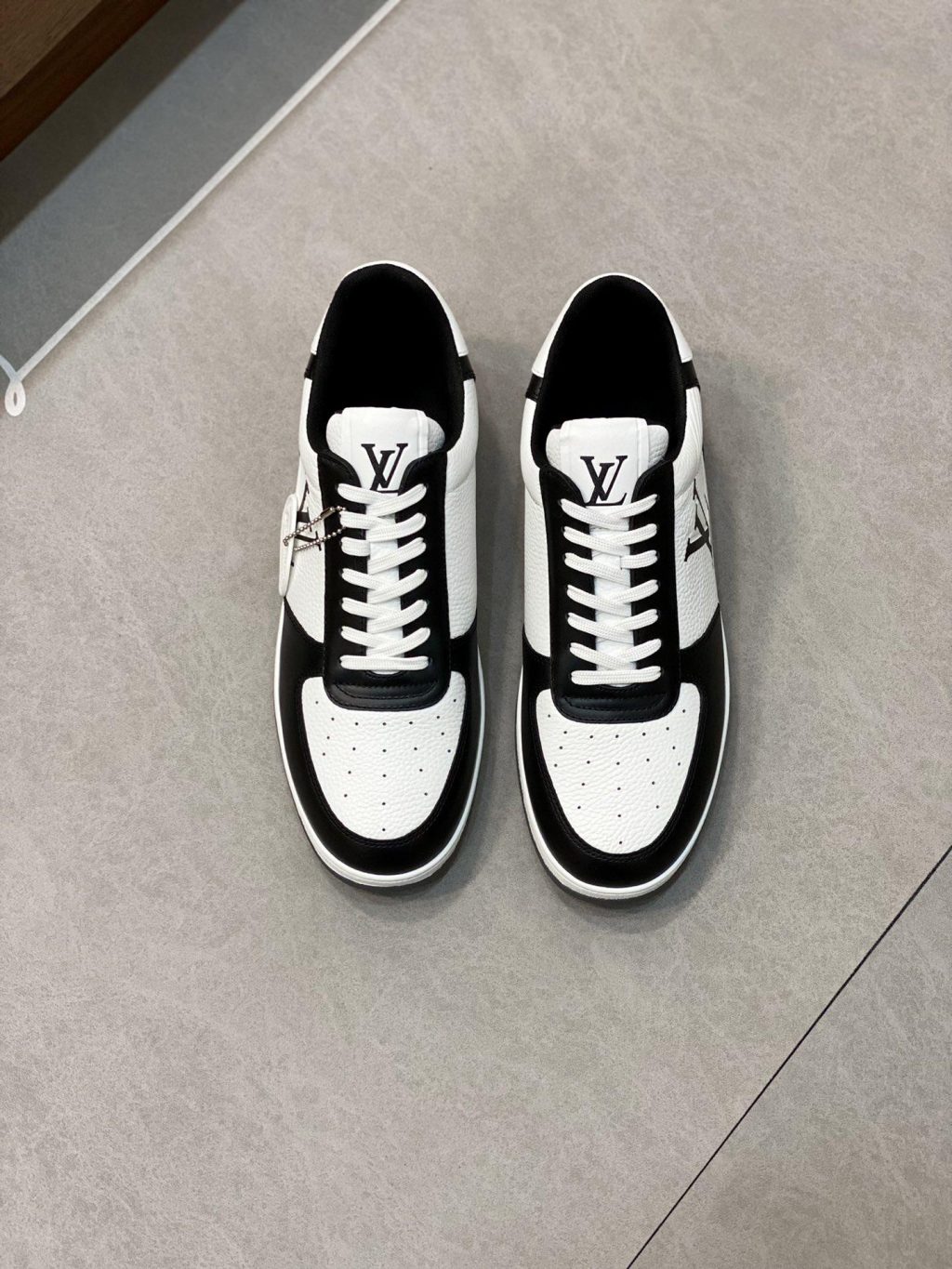 LOUIS VUITTON TRAINER SNEAKER - Image 2