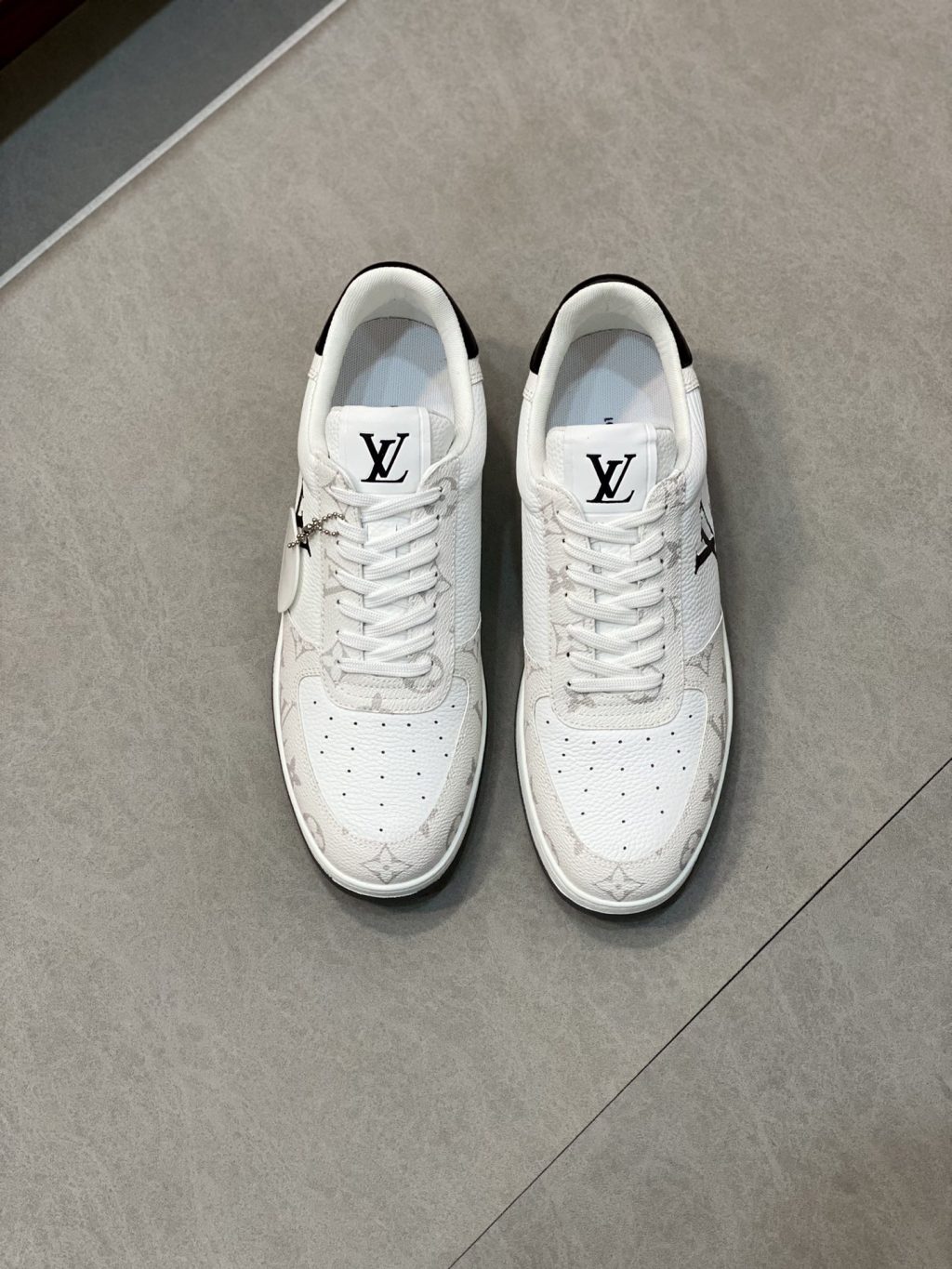 LOUIS VUITTON TRAINER SNEAKER - Image 2