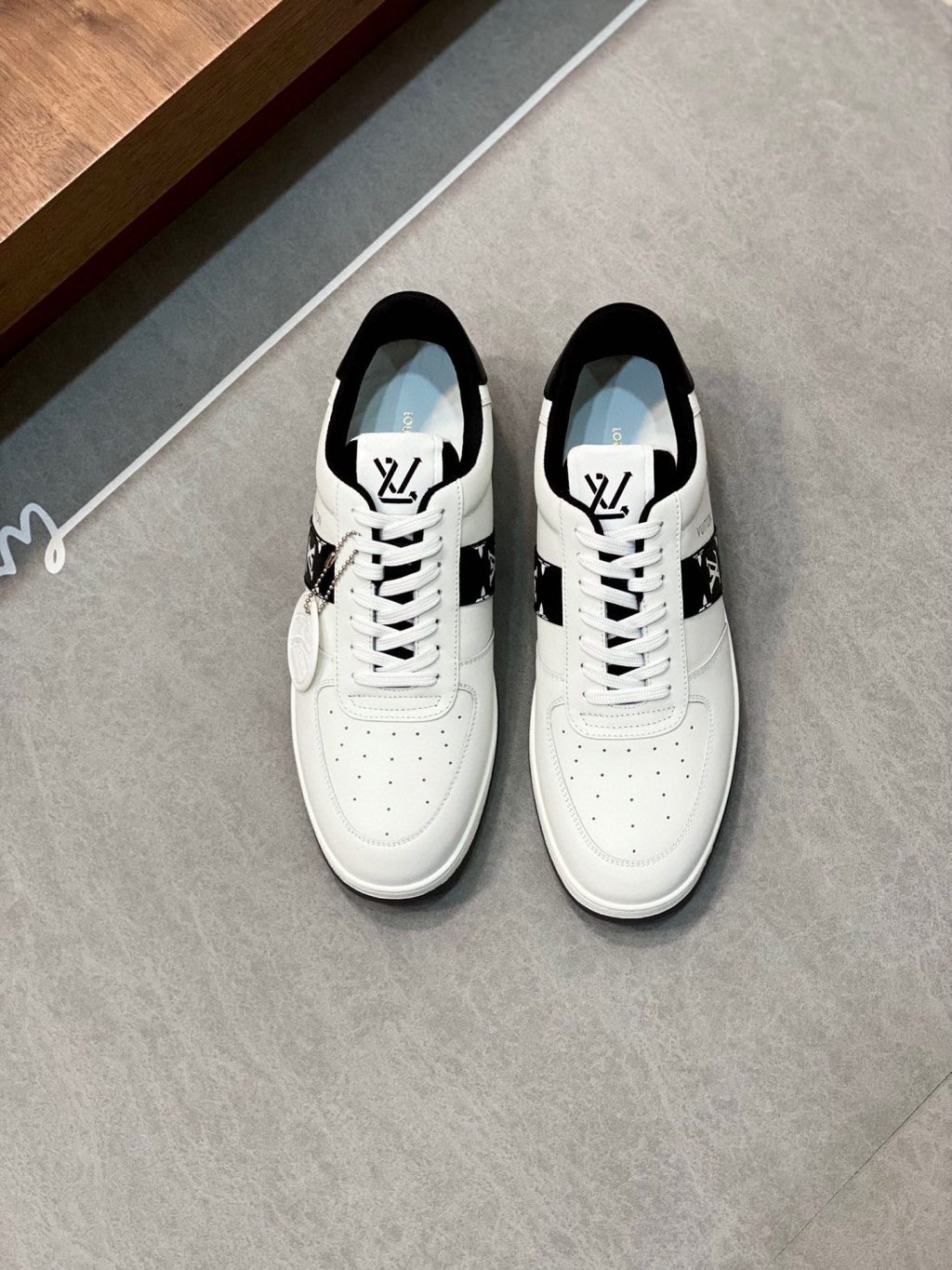 LOUIS VUITTON TRAINER SNEAKER - Image 2