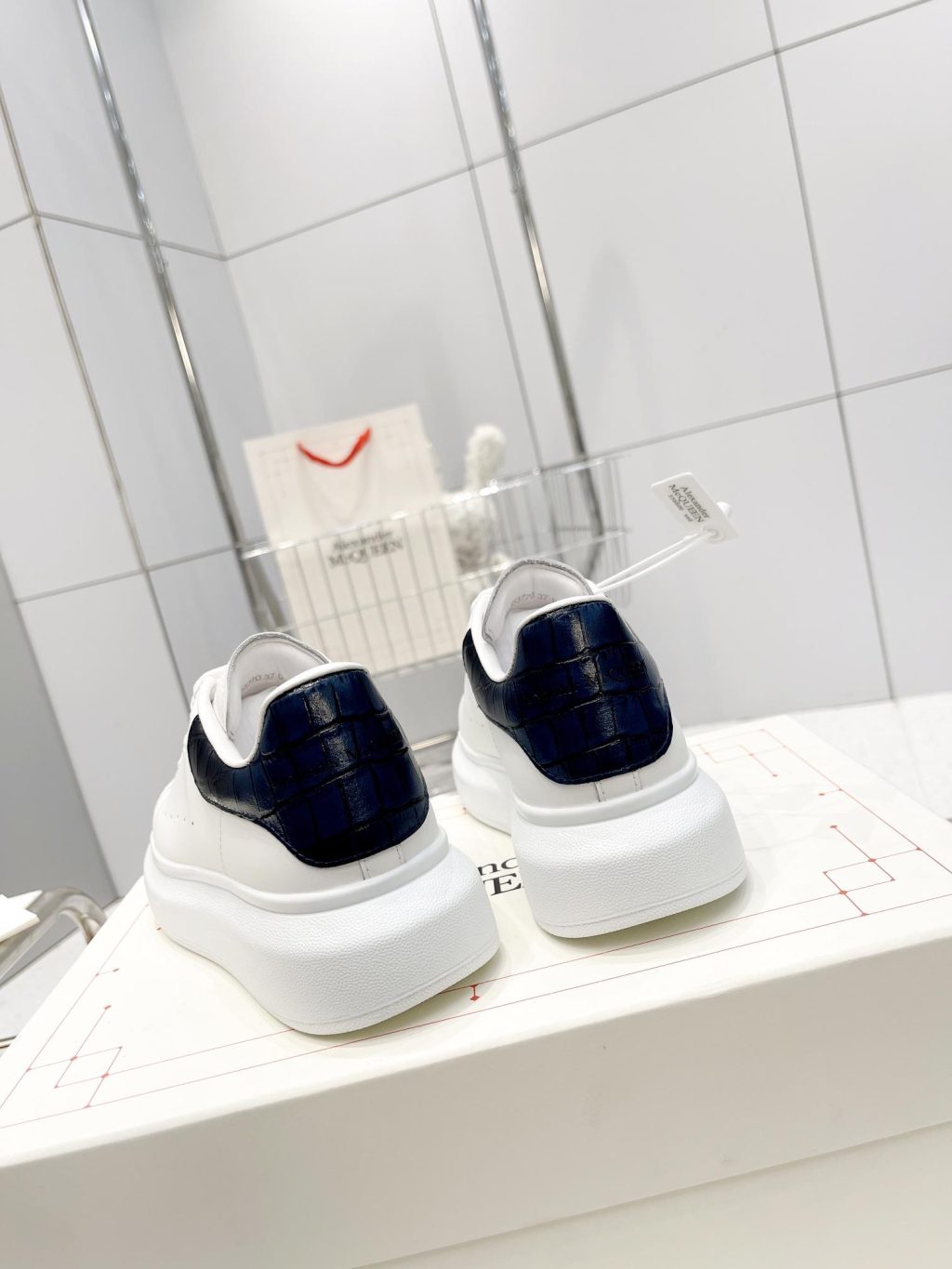 Alexander McQueen Sneaker - Image 4