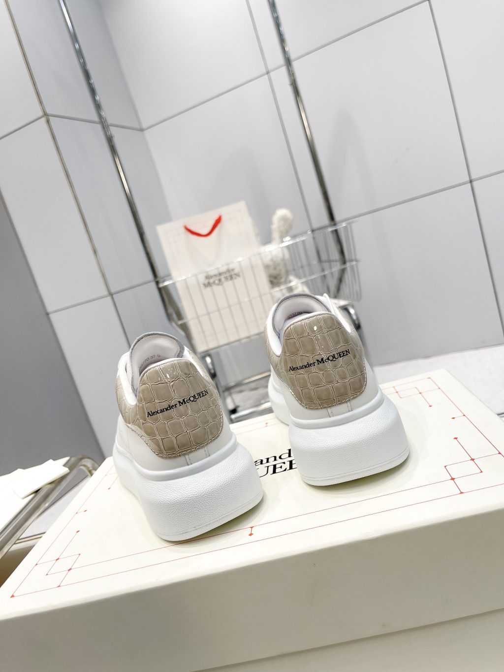 Alexander McQueen Sneaker - Image 4