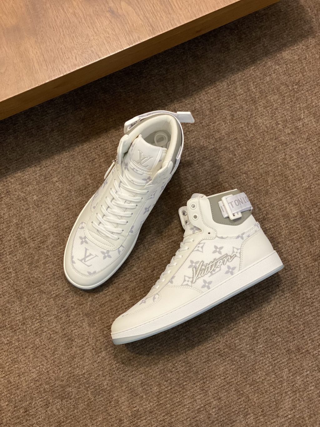LOUIS VUITTON sneakers - Image 4