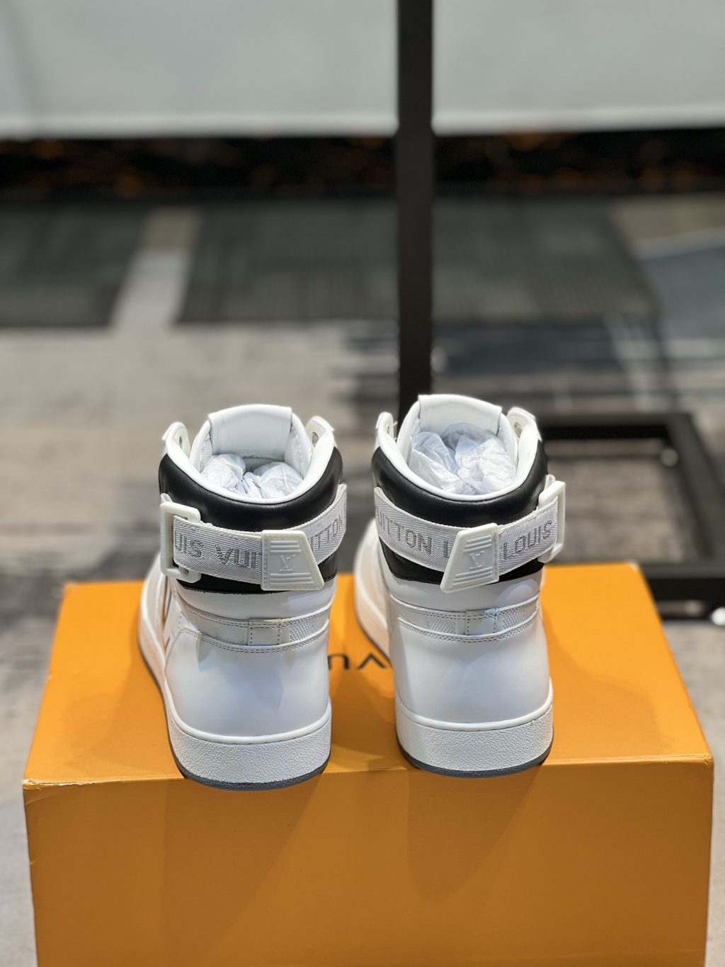 LOUIS VUITTON sneakers - Image 4