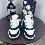 Off-White Sneaker - Image 3