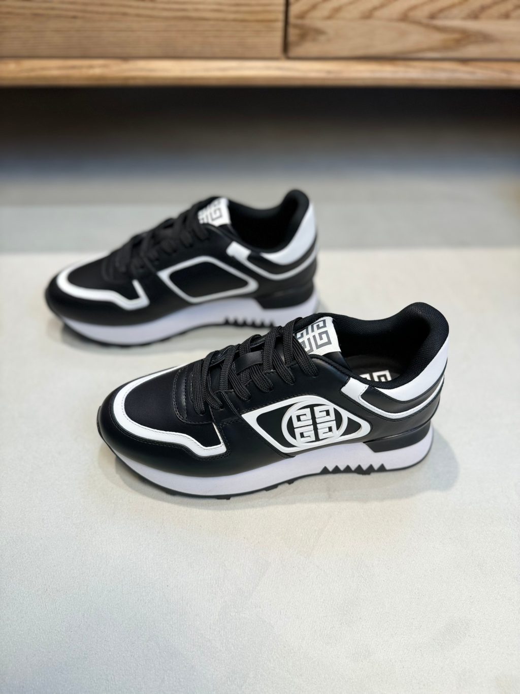 GIVENCHY Sneakers in synthetic leather and mesh - Image 3