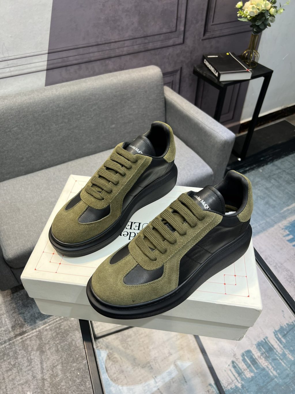 Alexander McQueen Sneaker - Image 4