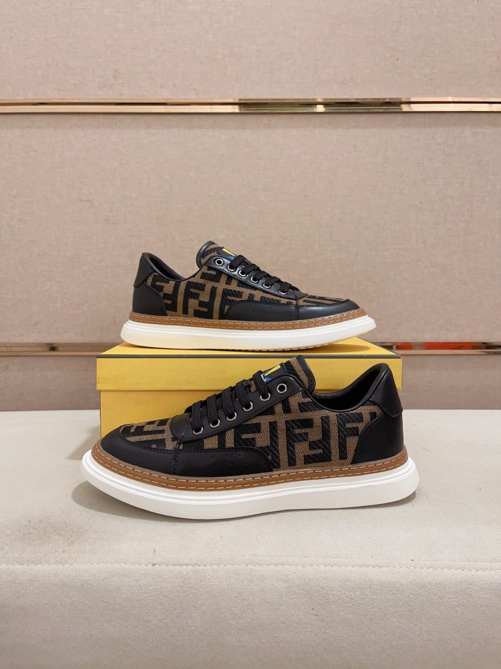 FENDI CASUAL SNEAKERS - Image 3