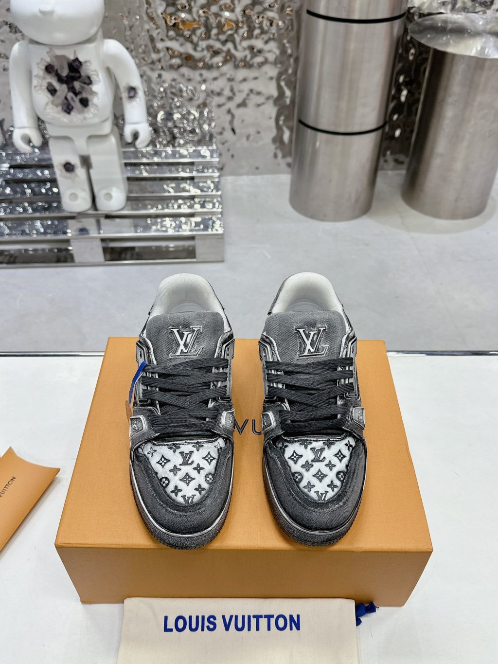 Louis Vuitton Trainer Sneaker - Image 3