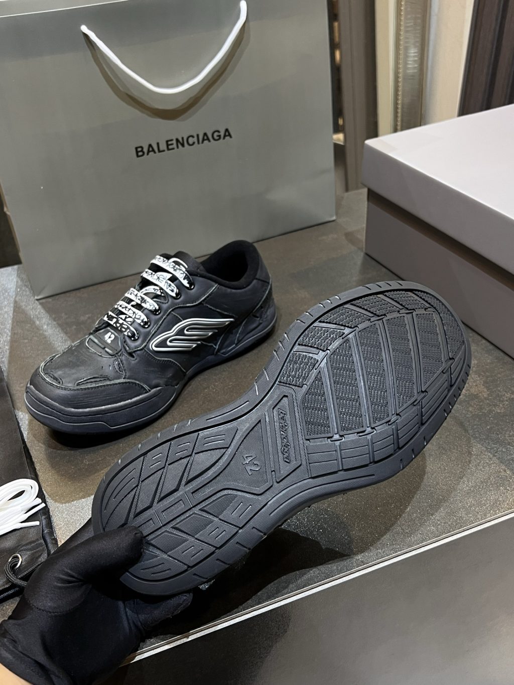 BALENCIAGA  Hamptons Worn-out Sneaker - Image 4