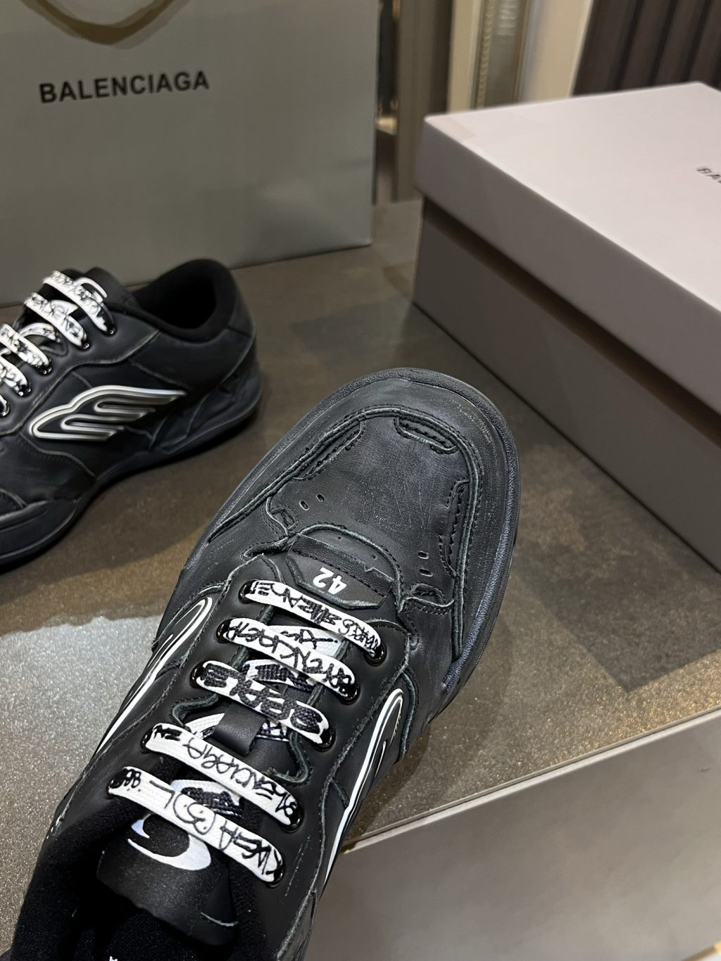 BALENCIAGA  Hamptons Worn-out Sneaker - Image 3