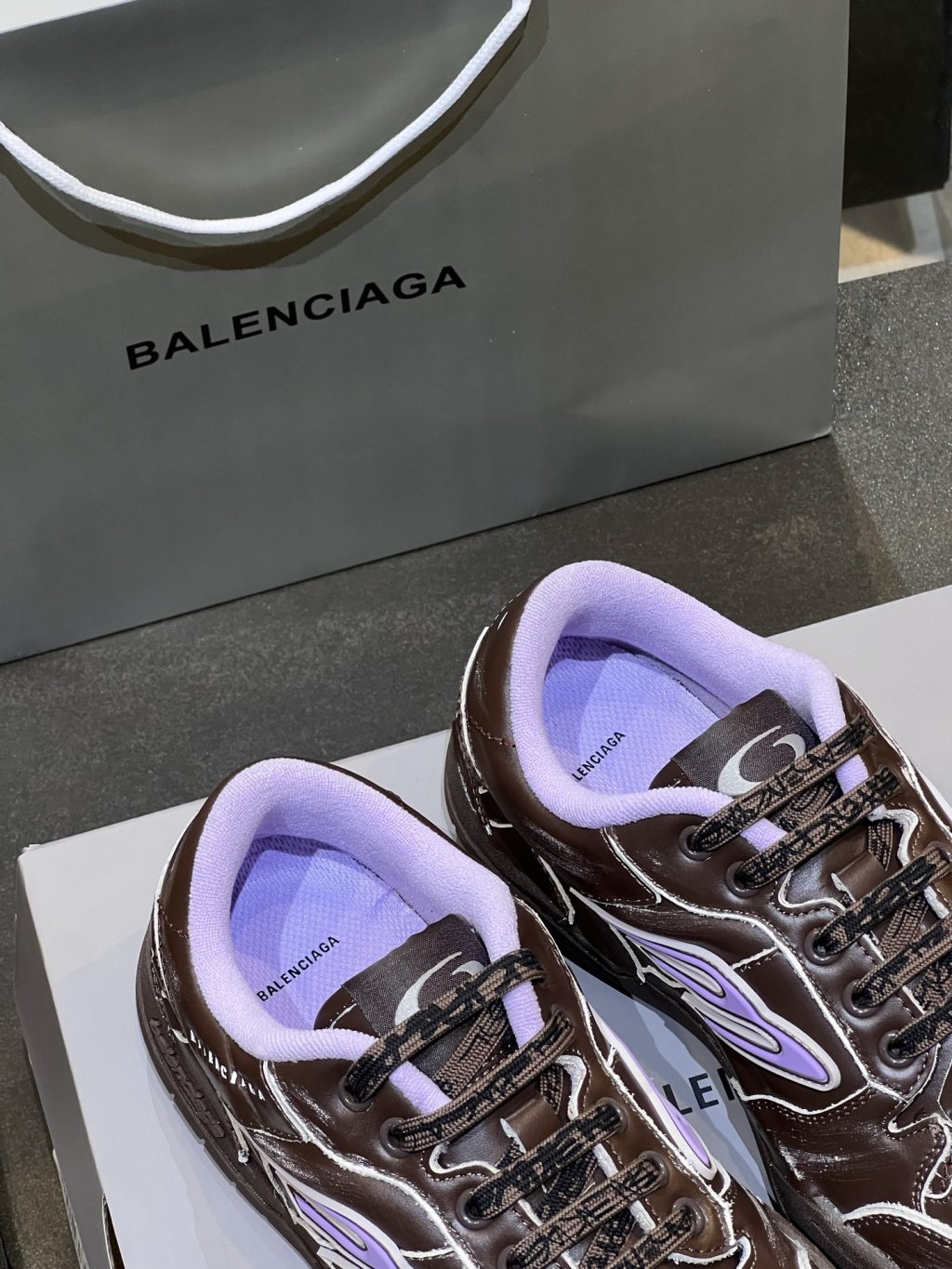 BALENCIAGA  Hamptons Worn-out Sneaker - Image 5