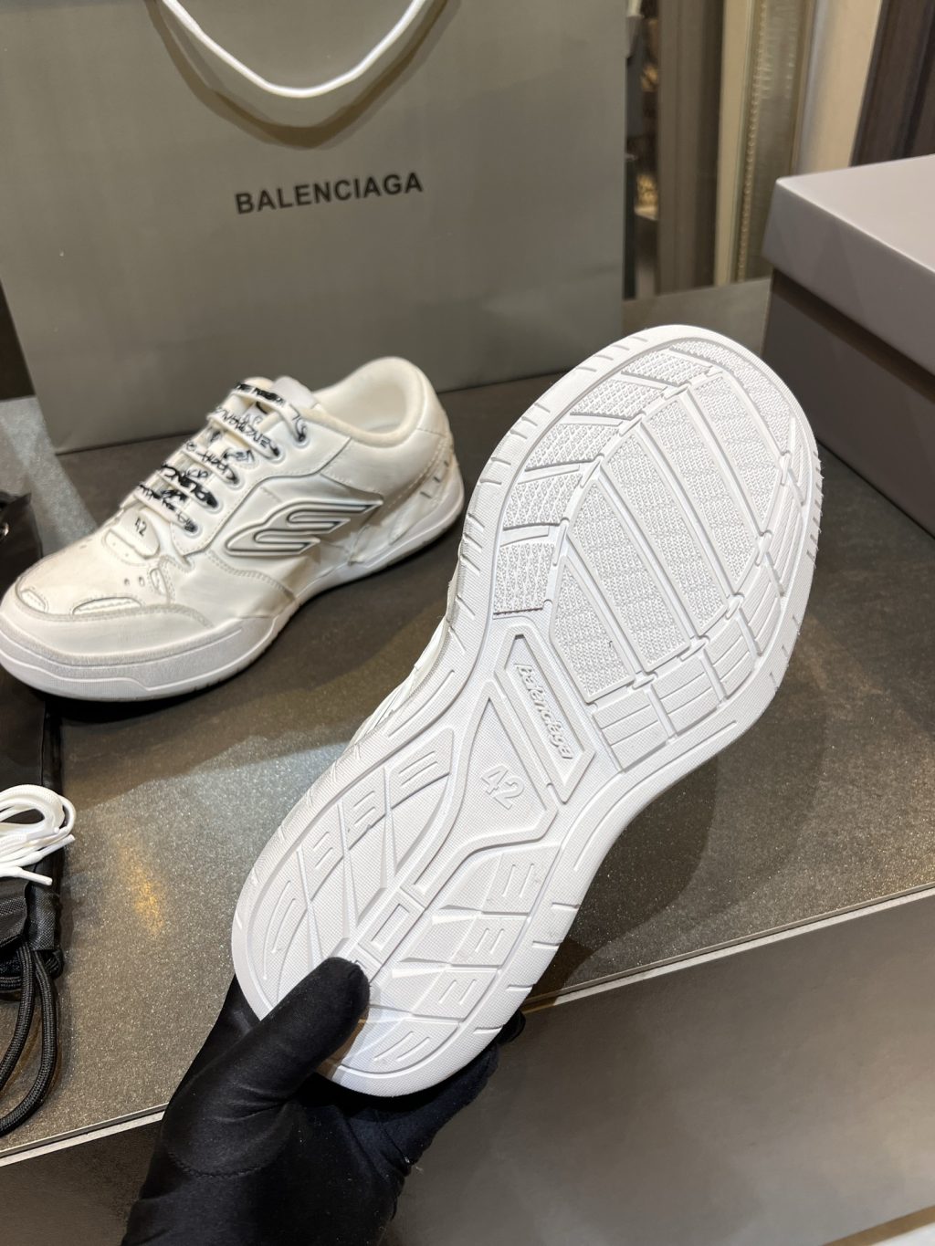 BALENCIAGA  Hamptons Worn-out Sneaker - Image 3