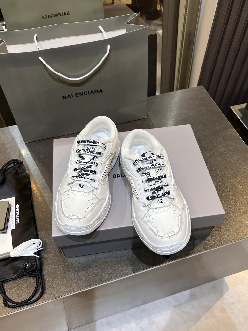 BALENCIAGA  Hamptons Worn-out Sneaker - Image 4