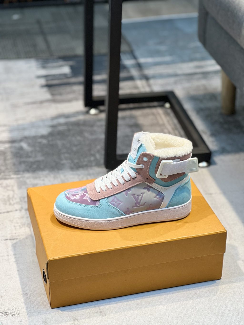 LV MEN AND WOMEN SHOES 36-44 - Image 5